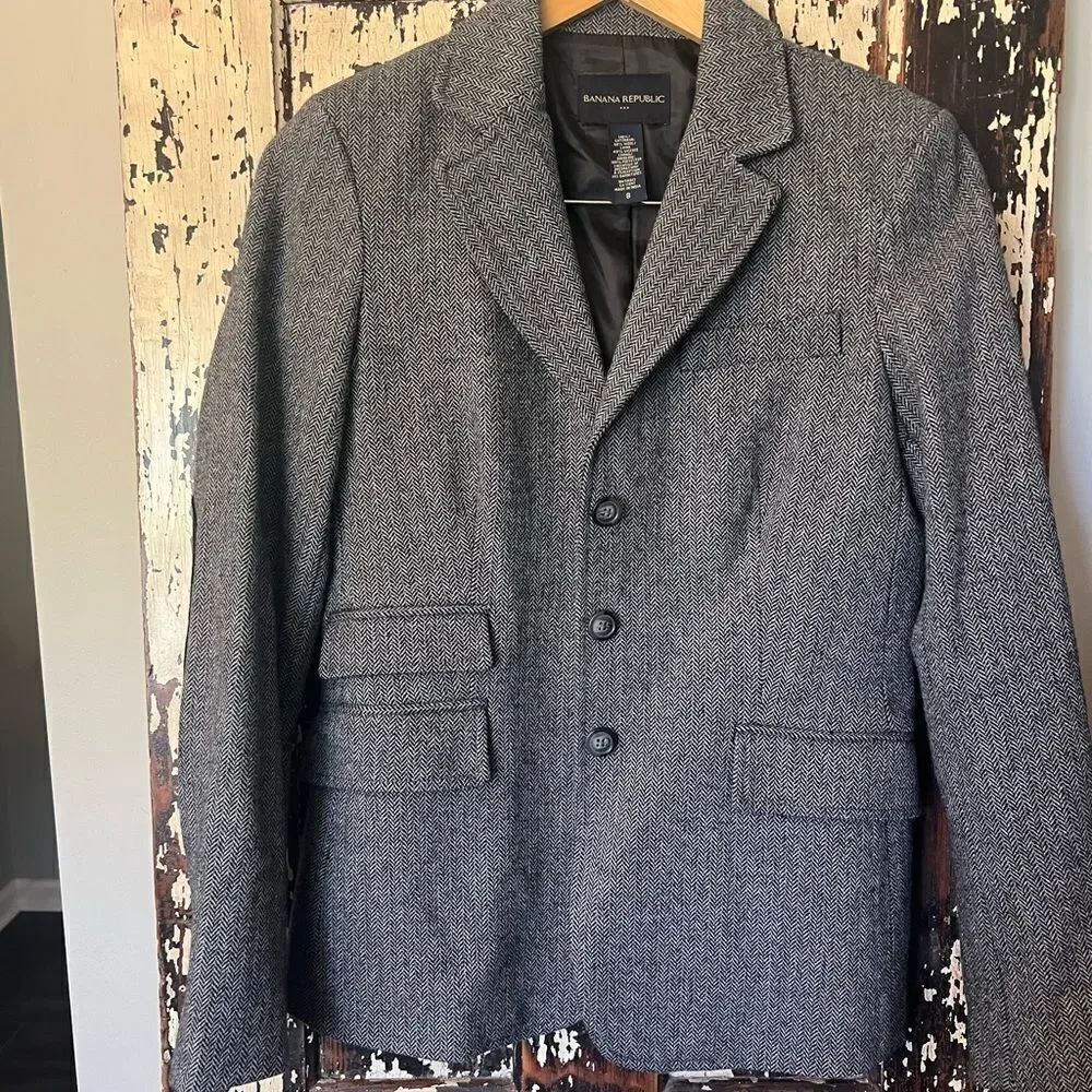 Banana Republic classic wool tweed blazer w suede elbow patches. Women’s size 8